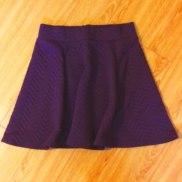 H&M Dresses & Skirts - 💙3/$25 Burgundy skater skirt
